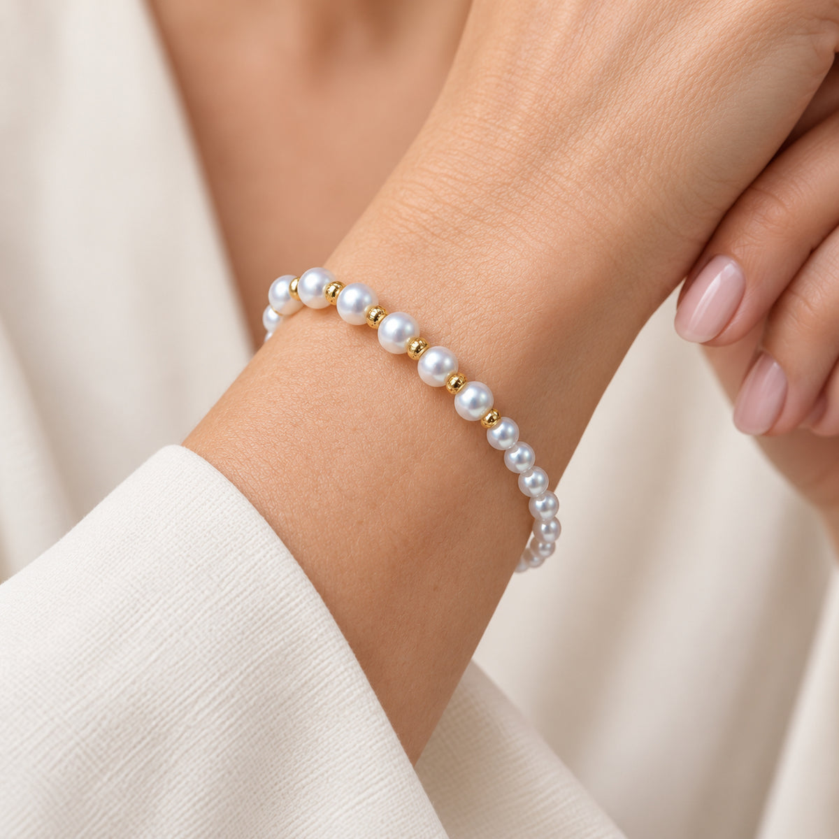 Graduated Freshwater Pearl Bracelet with Gold-Tone Accents